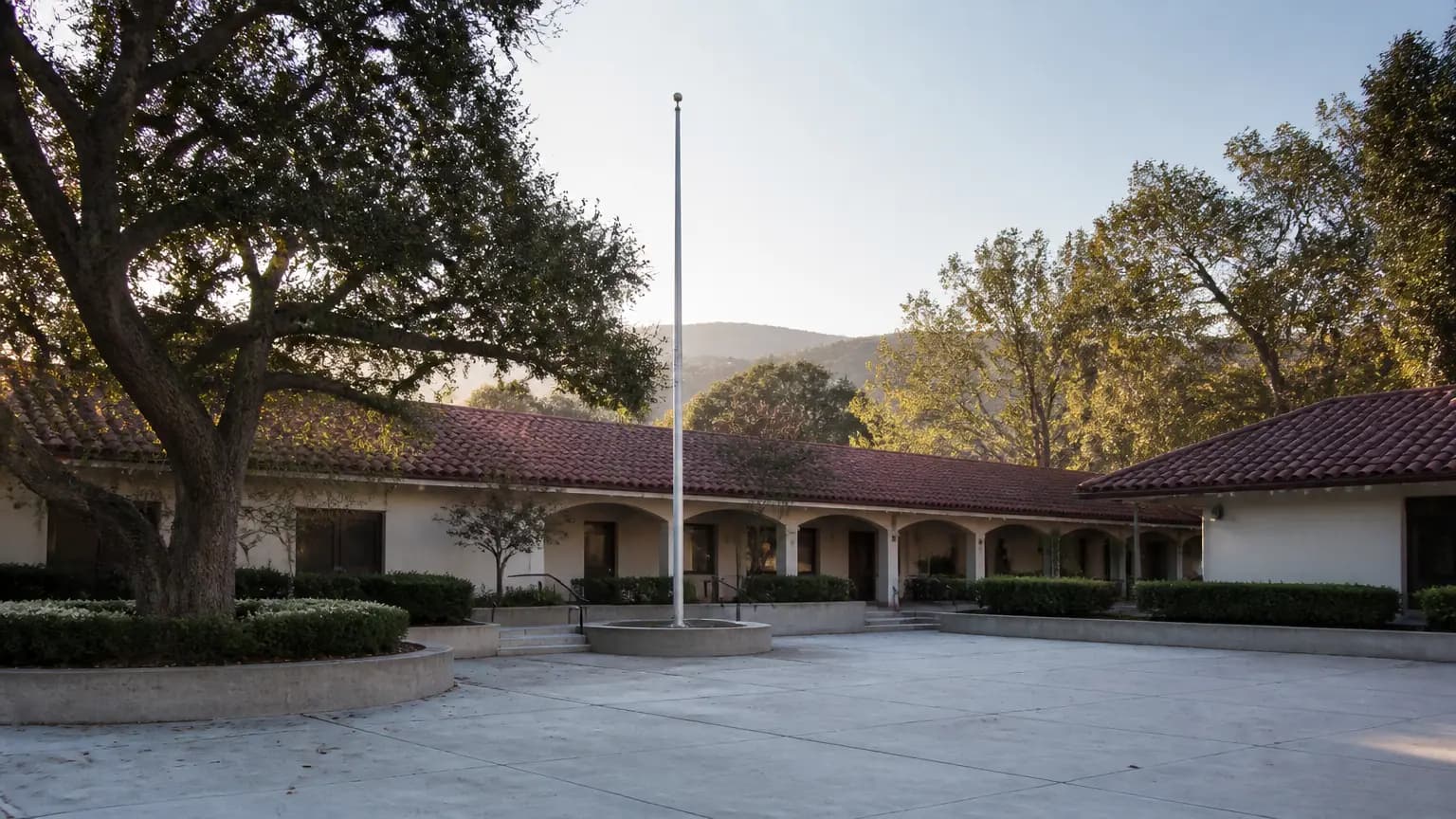 Lawsuit over La Reina school closing can proceed