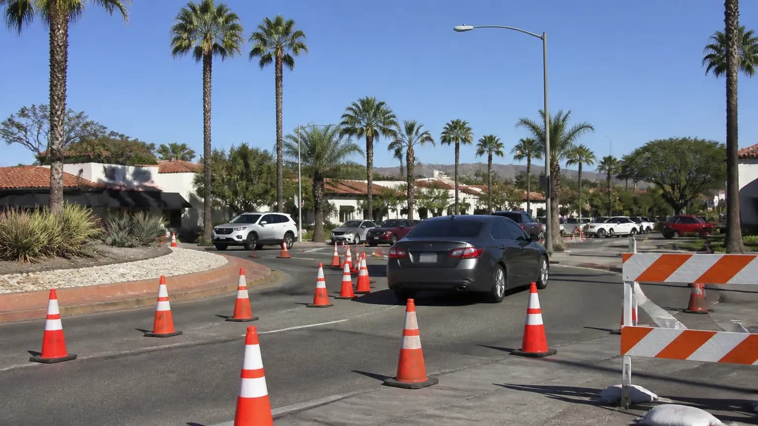 Cierre parcial en la glorieta de la Avenida Hollister