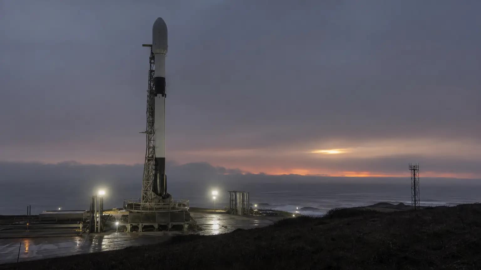 SpaceX scores another massive Pentagon deal to support military satellites